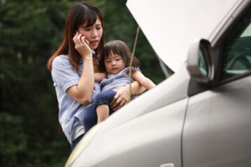 不安そうな親子