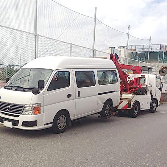那覇市 レッカー車による回収作業の画像